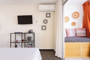 Tabla de planchar con plancha, wifi y ropa de cama