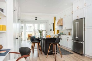 Geladeira, micro-ondas, fogão, cooktop