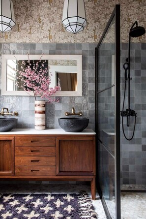 Bathtub, hair dryer, towels, shampoo