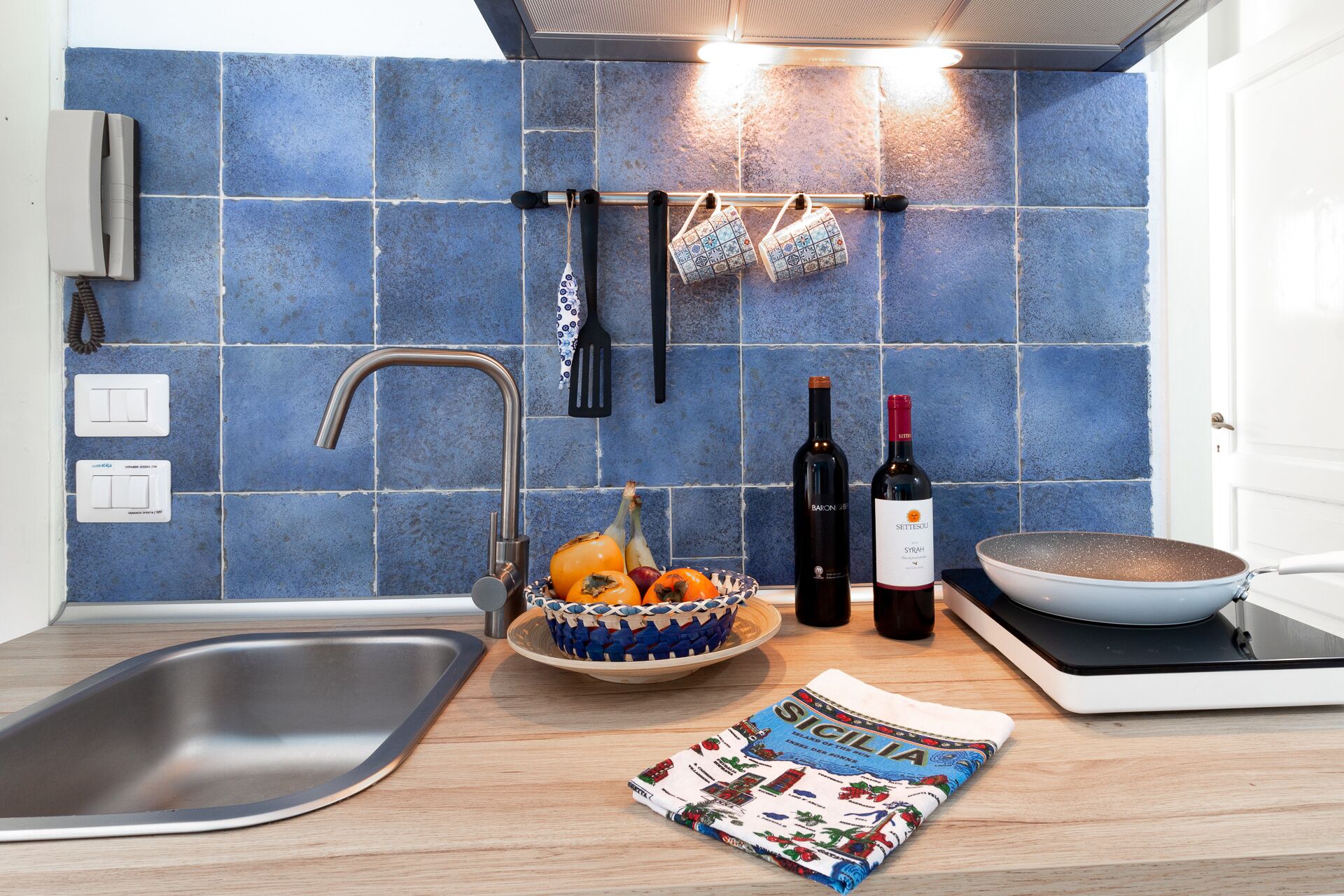 Kühlschrank, Herdplatte, Wasserkocher mit Kaffee-/Teezubehör