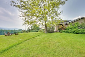 Property grounds - Luxury Vacation Rental in the Berkshires! (Williamstown)