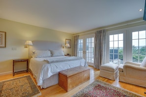 3 bedrooms, desk, iron/ironing board, travel crib - Luxury Vacation Rental in the Berkshires! (Williamstown)