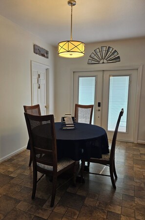 Dining - Great views and walking distance to the boat ramp at Lake Seminole!! (Sneads)