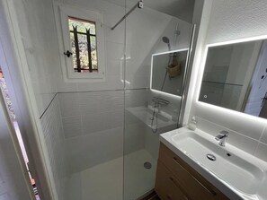 Shower, hair dryer, towels - Duplex in Pramousquier - sea view (Le Lavandou)