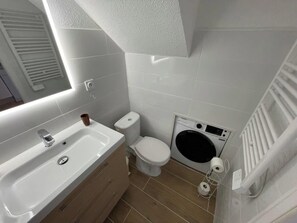 Suihku, hiustenkuivaaja, pyyhkeet