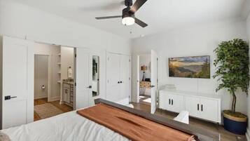 3 bedrooms, desk, WiFi