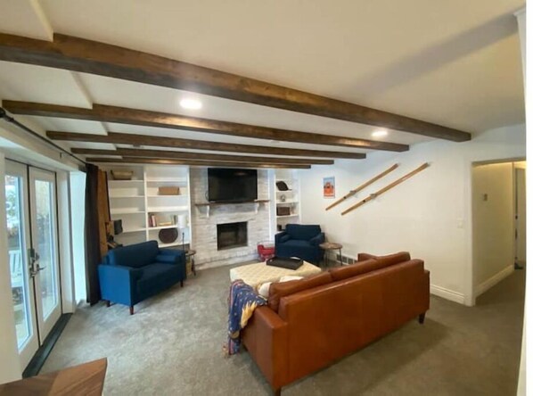Smart TV y chimenea