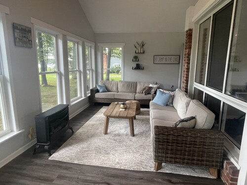 Cozy, quiet cottage on beautiful lake 30 minutes from Ann Arbor