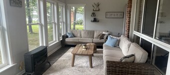 Cozy, quiet cottage on beautiful lake 30 minutes from Ann Arbor