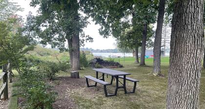 Cozy, quiet cottage on beautiful lake 30 minutes from Ann Arbor