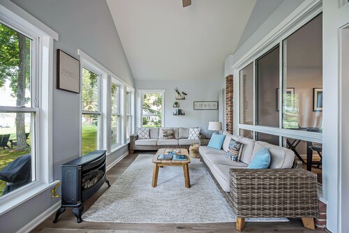 Cozy, quiet cottage on beautiful lake 30 minutes from Ann Arbor