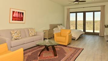 Room | Premium bedding, desk, laptop workspace, free WiFi