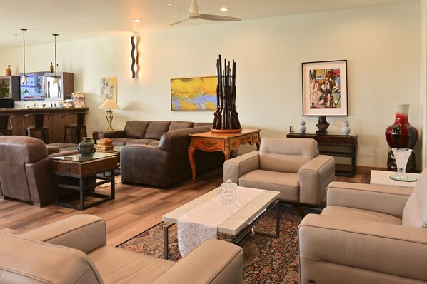 60-cm TV with cable channels - Teepee Lodge with Equus & Firearms/ranch (Roy)