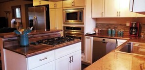 Fridge, microwave, oven, stovetop - Idyllic Cottage Memory Making with Pool & Outdoor Fireplace under the Gazebo, (Spokane Valley)