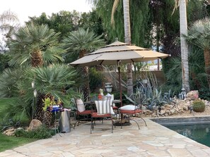 Outdoor dining - NEW! Trendy hidden Gem / Private Room with Pool (Palm Desert)