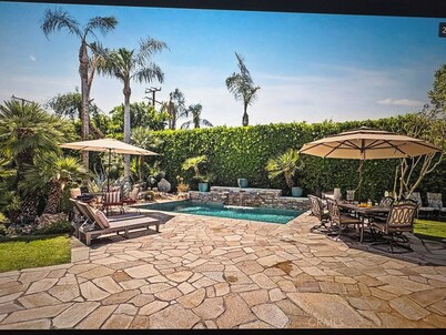 NEW! Trendy hidden Gem / Private Room with Pool