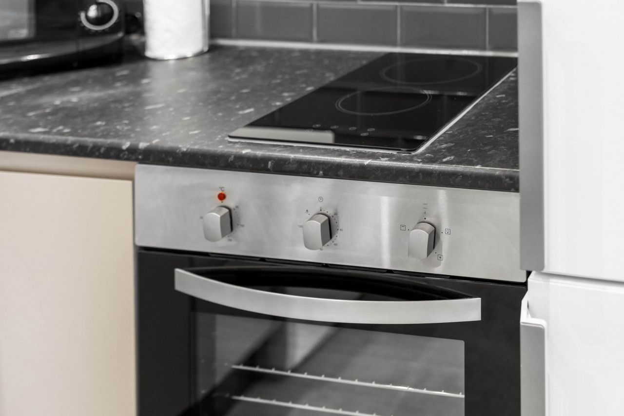 Une cuisine équipée d’un four encastré et d’une plaque de cuisson.