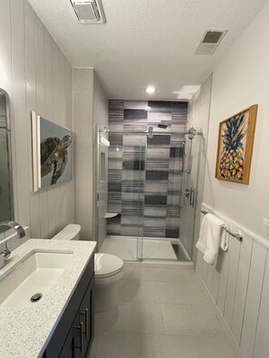Shower, hair dryer, towels, soap - Luxurious Legends Golf Course Condo (Myrtle Beach)