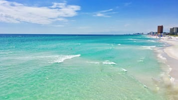 Ranta lähistöllä, aurinkotuoleja, rantapyyhkeitä