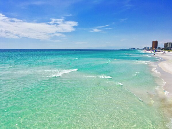 Playa en los alrededores, camastros y toallas de playa