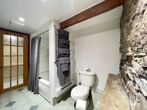 Sèche-cheveux, serviettes fournies