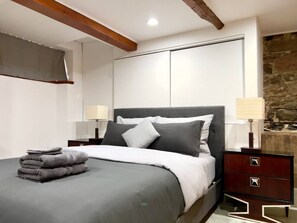 2 bedrooms, iron/ironing board, free WiFi, bed sheets - Stunning condo in an old grocery store (Québec)