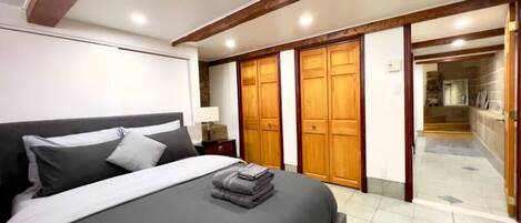 2 bedrooms, iron/ironing board, free WiFi, bed sheets