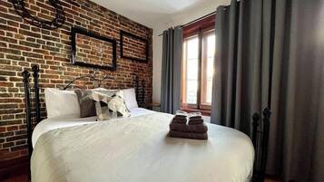 2 dormitoris, escriptori, planxa i posts de planxar i wifi