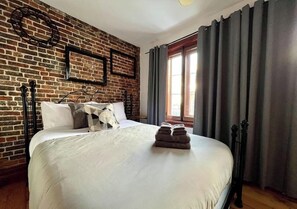 2 soverom, skrivebord, strykejern/-brett og wi-fi