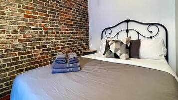 2 bedrooms, desk, iron/ironing board, WiFi