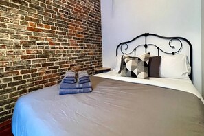 2 slaapkamers, een bureau, een strijkplank/strijkijzer, wifi