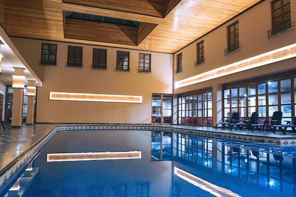 Piscine couverte, accÚs possible de 09 h 00 à 22 h 00, chaises longues