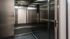 Un ascensor moderno con una pantalla digital que muestra el número 4.