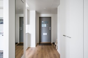 Leilighet – standard, 2 soverom, balkong | Blendingsgardiner, lydisolert, strykejern/-brett og wi-fi (inkludert)