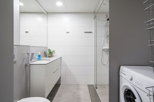 Ducha, bidet, toallas, jabón