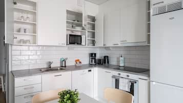 Apartamento standard, 1 quarto, sacada | Cozinha privada | Geladeira grande, micro-ondas, fogão, cooktop