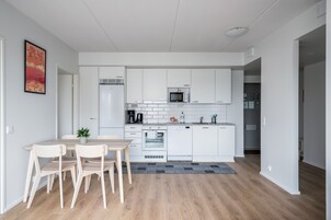Lägenhet Standard - 2 sovrum - balkong | Eget kök | Stort kylskåp, mikrovågsugn, ugn och spishäll
