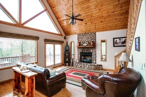 Smart TV, fireplace, DVD player - Luxury Chalet w/Views, Wi-fi, Hot Tub & Pool Table (Murphy)
