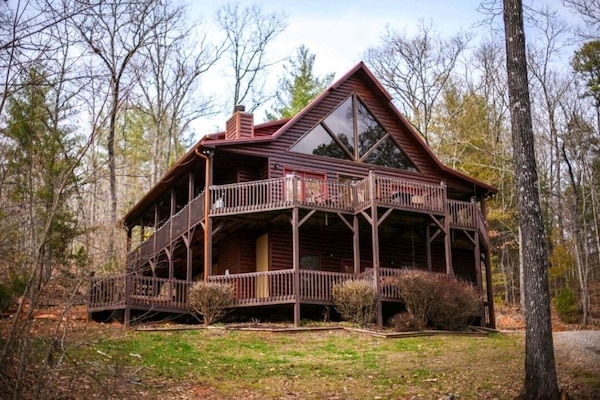 Beautiful chalet-style cabin on over 1 acre adjacent to Nat'l forest.