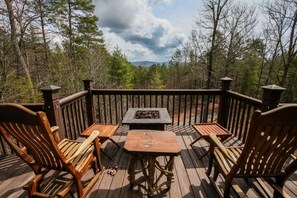 Outdoor dining - Luxury Chalet w/Views, Wi-fi, Hot Tub & Pool Table (Murphy)