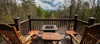 Luxury Chalet w/Views, Wi-fi, Hot Tub & Pool Table