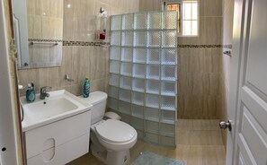 Douche, sèche-cheveux, serviettes fournies