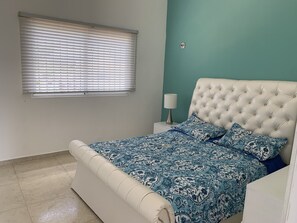 3 bedrooms, WiFi - rosy house  (Villa Montellano)