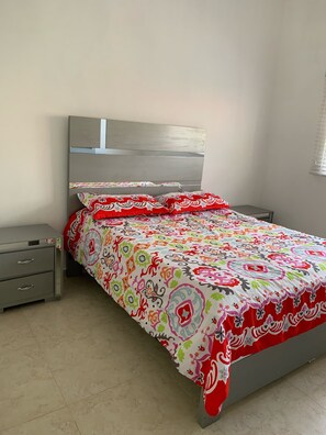 3 bedrooms, WiFi - rosy house  (Villa Montellano)