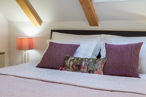 Comfort Loft | 1 bedroom, Egyptian cotton sheets, premium bedding, down comforters - Romantic apartment in the attic (Split)