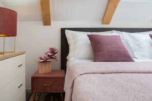 1 bedroom, Egyptian cotton sheets, premium bedding, down duvets