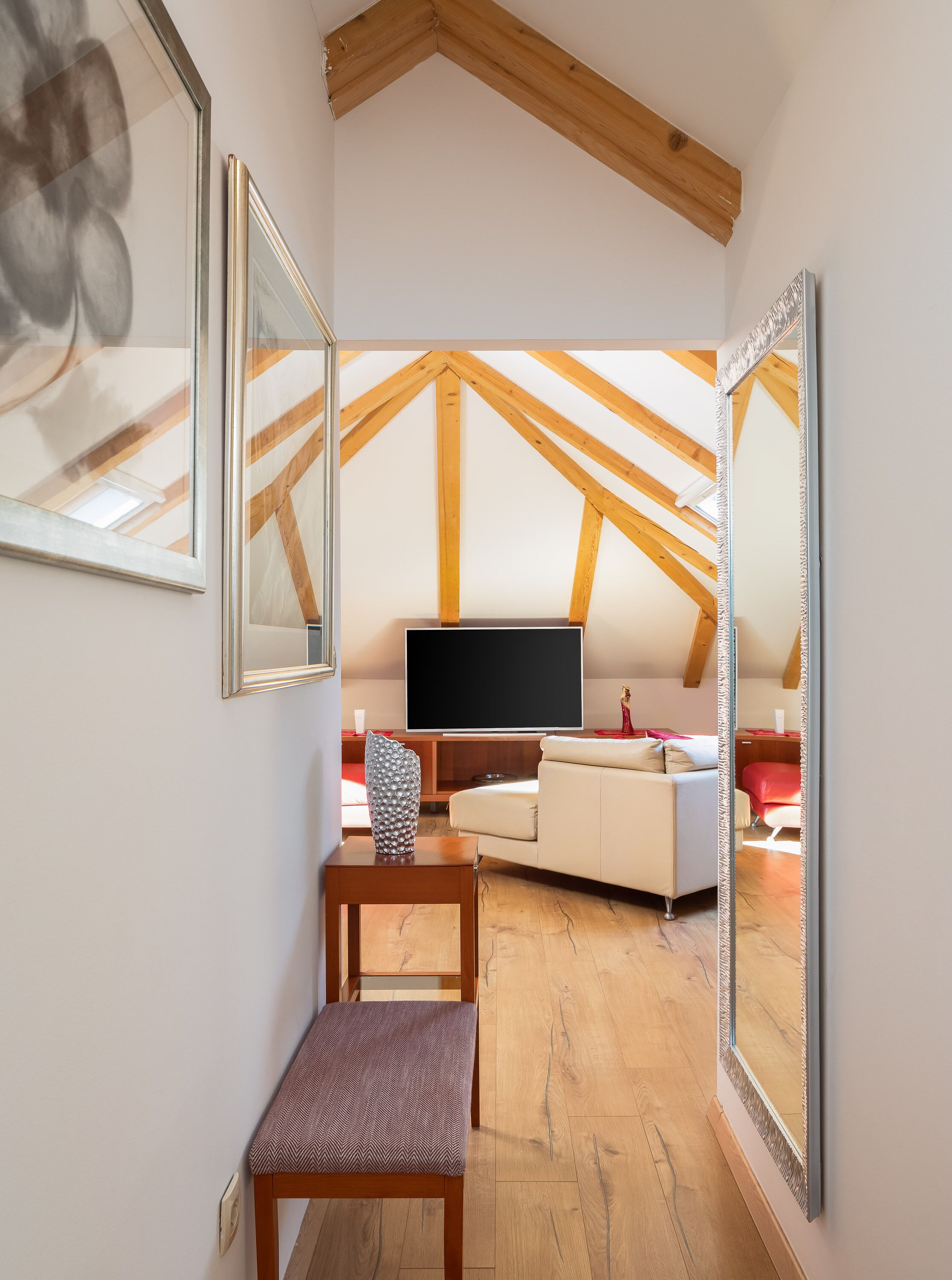 舒适复式房 | 起居区 | 150-厘米智能电视 （配备有线频道）、电视