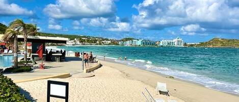 Aurinkotuoleja, rantapyyhkeitä