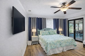 3 habitaciones, escritorio y tabla de planchar con plancha 