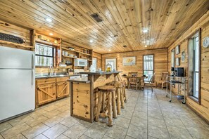Fridge, microwave, stovetop, dishwasher - Broken Bow Getaway: Hot Tub, Grill & Fire Pit (Broken Bow)
